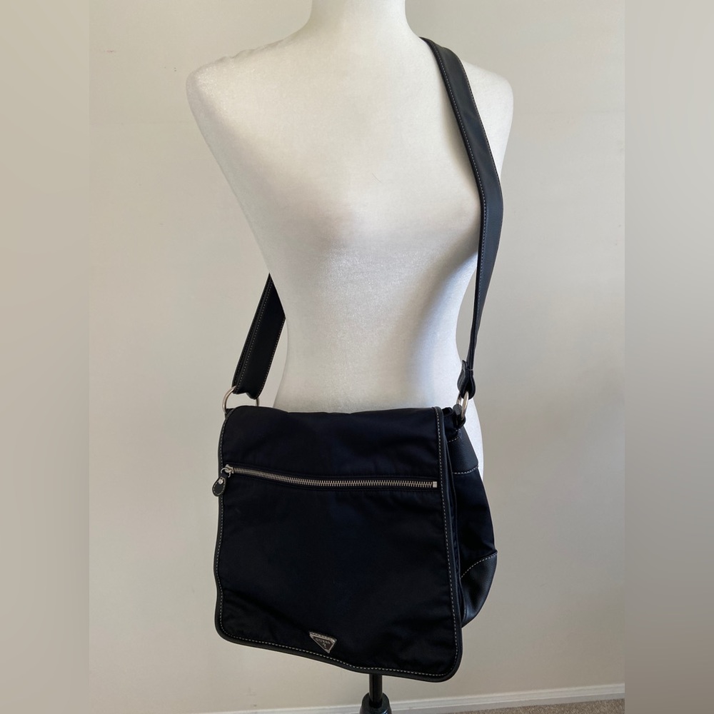 Black GUESS messenger bag purse tote travel